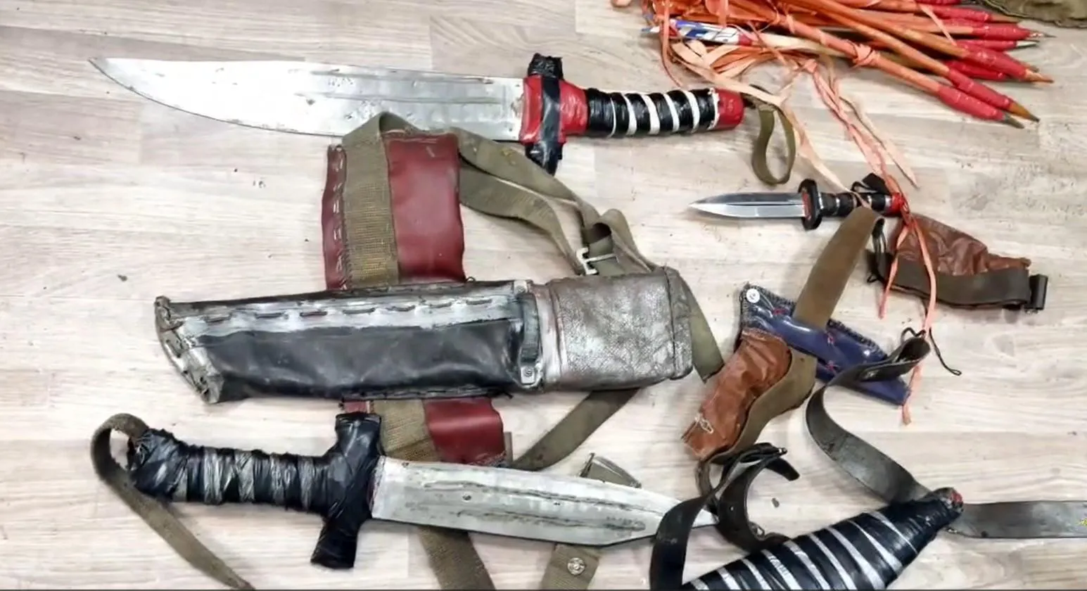 У пенсионера из Черемхово изъяли самодельные мечи, арбалеты и обрез