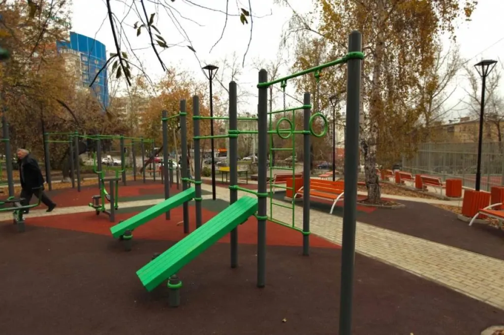 В иркутских дворах завершают ремонт корта, дорог и установку тренажёров