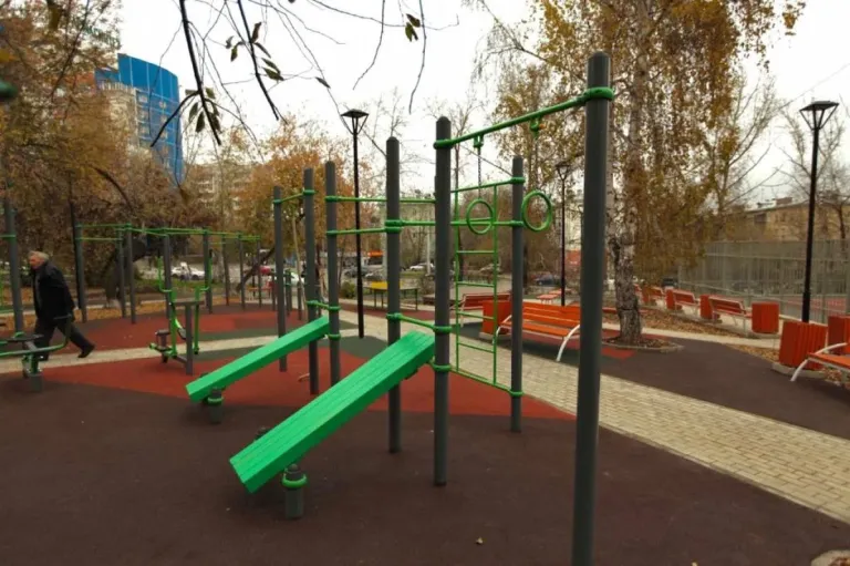 В иркутских дворах завершают ремонт корта, дорог и установку тренажёров
