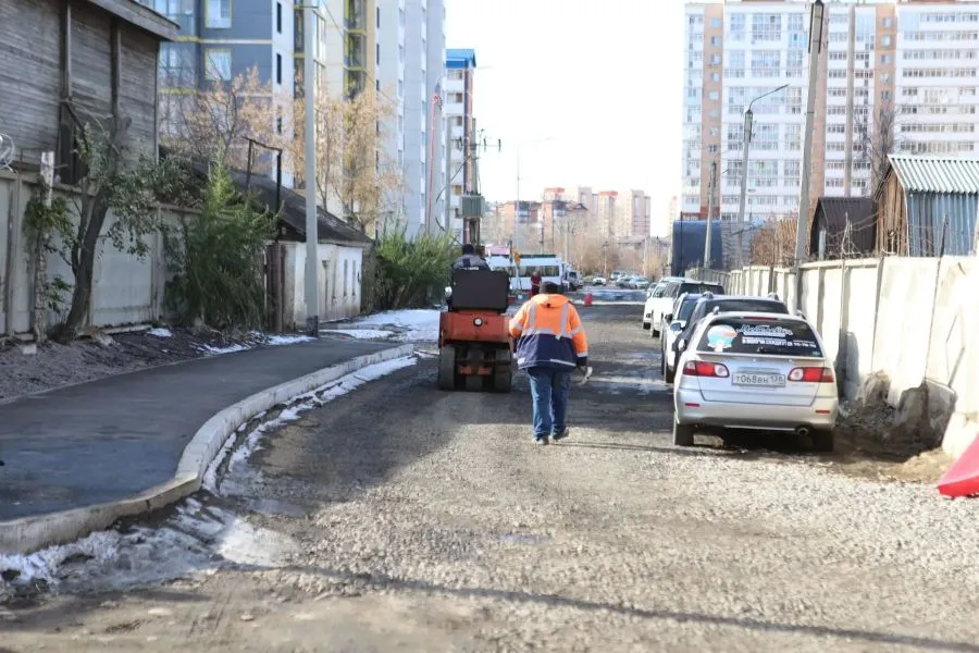 На улице Восточный промузел в Иркутске укладывают нижний слой асфальта